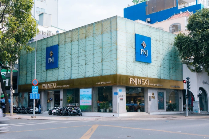 Navarro cũng cảnh báo việc chuyển giao năng lực quân sự tiên tiến của Mỹ cho Ấn Độ là rủi ro, khi New Delhi “đang xích lại gần cả Nga và Trung Quốc”. Thủ tướng Ấn Độ Narendra Modi dự kiến gặp Chủ tịch Trung Quốc Tập Cận Bình cuối tháng này. Ngoại trưởng Trung Quốc Vương Nghị cũng sẽ thăm Ấn Độ từ ngày 18/8 để thảo luận về tranh chấp biên giới giữa hai nước. Reuters trích nguồn tin thân cận cho biết chuyến đi của các nhà đàm phán thương mại Mỹ đến New Delhi dự kiến vào ngày 25-29/8 đã bị hủy bỏ. Việc này khiến triển vọng đạt thỏa thuận thương mại càng xa vời. Kỳ vọng Ấn Độ được giảm thuế bổ sung trước hạn chót 27/8 cũng càng mờ mịt.